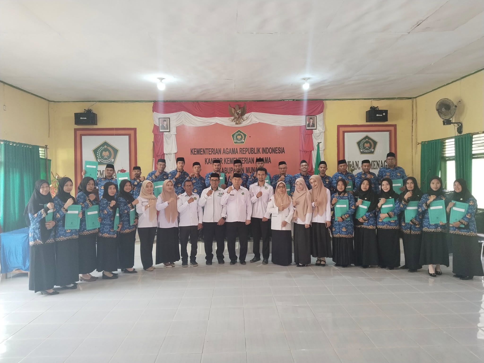 Plt Kantor Kementerian Agama Kabupaten Muna Serahkan SK PPPK Tahap II Formasi Tahun 2024