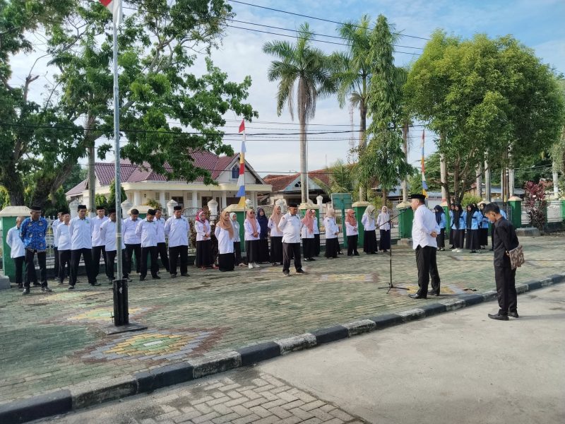 Plt Kemenag Muna Pimpin Upacara Rutin Setiap Tanggal 17 Bulan Berjalan