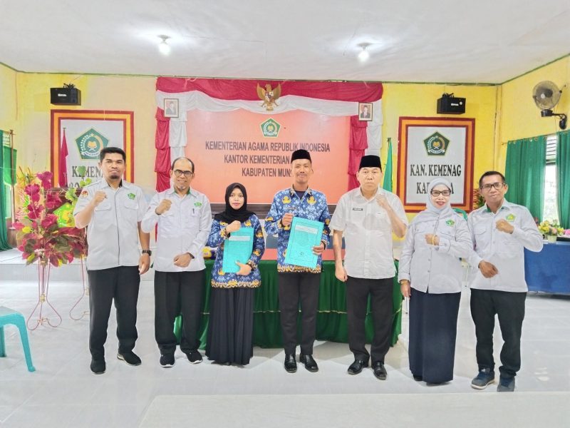 Plt Kemenag Muna Resmi Serahkan SK PPPK Paruh Waktu Formasi 2024