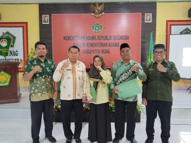 Plt. Kepala Kemenag Muna Serahkan SK Plt. Kasi PD Pontren dan Plt. Kepala KUA Batukara