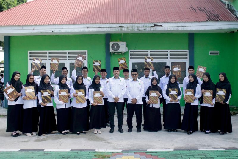 Kepala Kantor Kementerian Agama Kabupaten Muna Pimpin Apel Pagi, Serahkan SK PNS Formasi 2024 dan Berikan Pembinaan kepada ASN