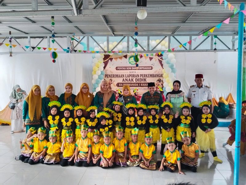 Ibu Ketua DWP Kantor Kemenag Kab. Muna Hadiri Pentas Seni dan Perpisahan RA Perwanida 1 Raha
